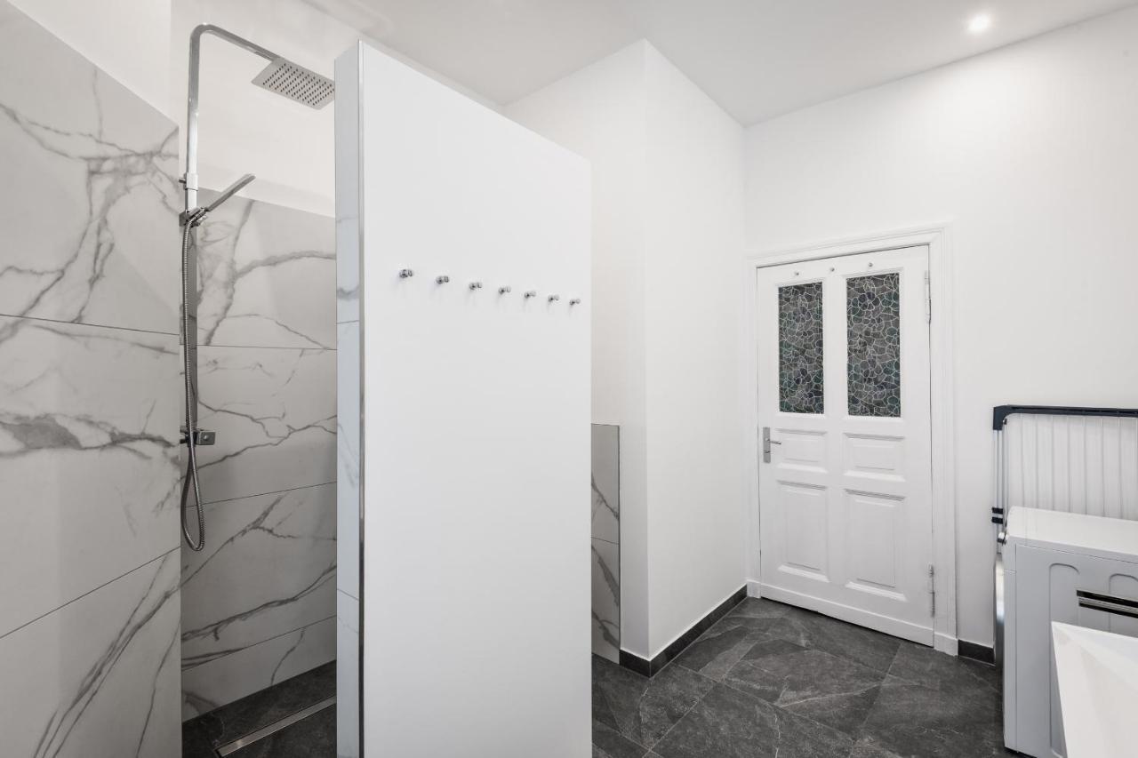 Riesiges Apartment Nahe Kudamm Sehr Schoner Altbau 123M2 Gross 12 Gaste Berlim Exterior foto